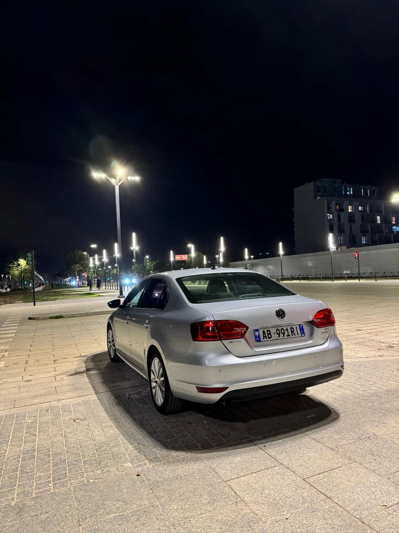 Merrni me qira një makinë në Tirana