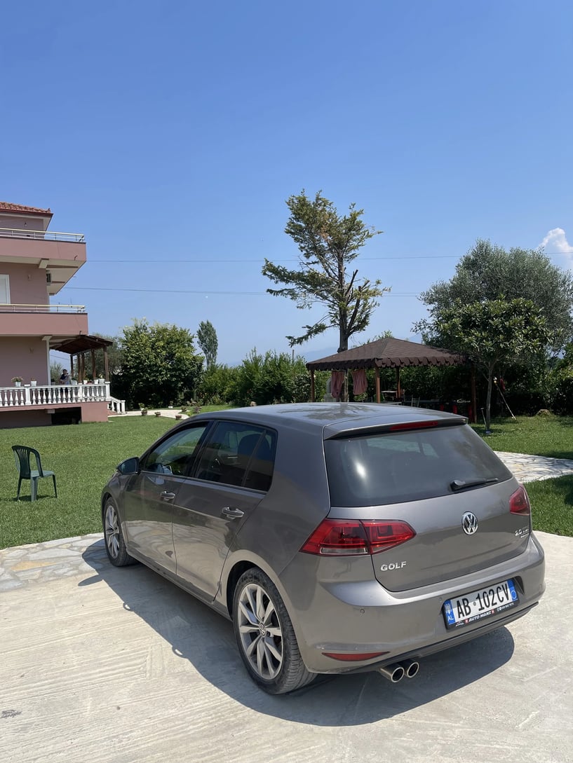 Merrni me qira një makinë në Tirana