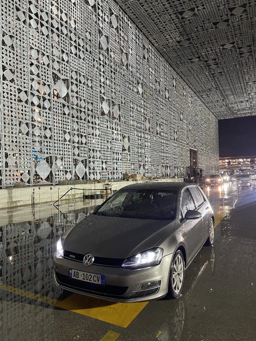 Merrni me qira një makinë në Tirana