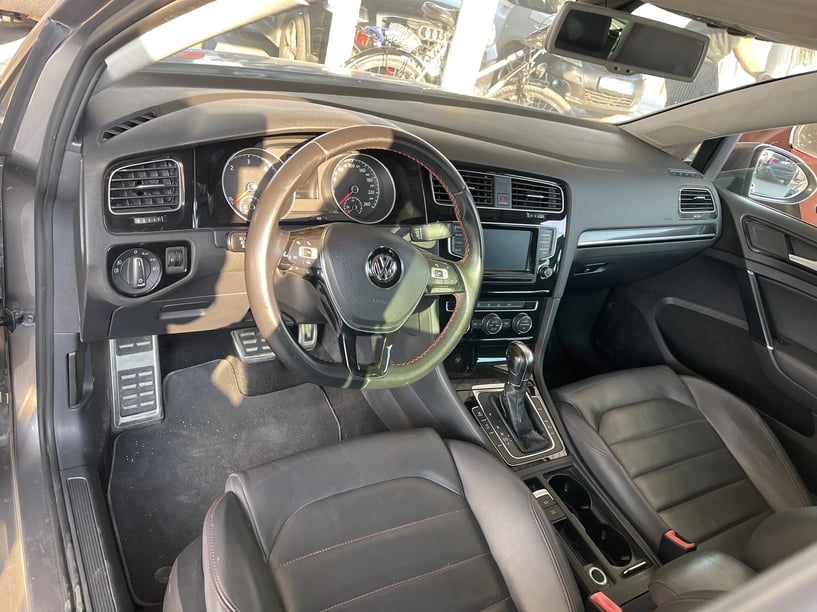 Merrni me qira një makinë në Tirana