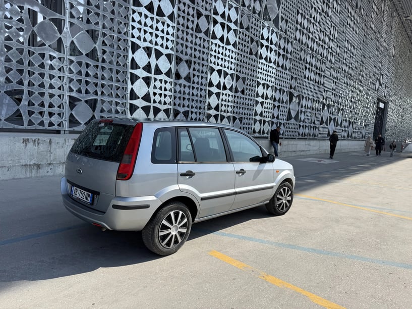 Merrni me qira një makinë në Tirana