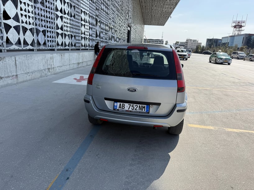 Merrni me qira një makinë në Tirana