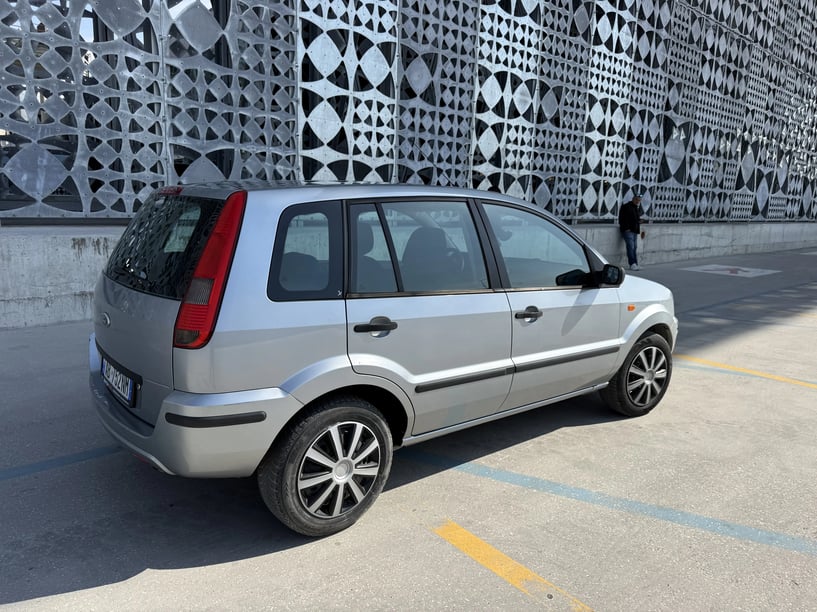 Merrni me qira një makinë në Tirana