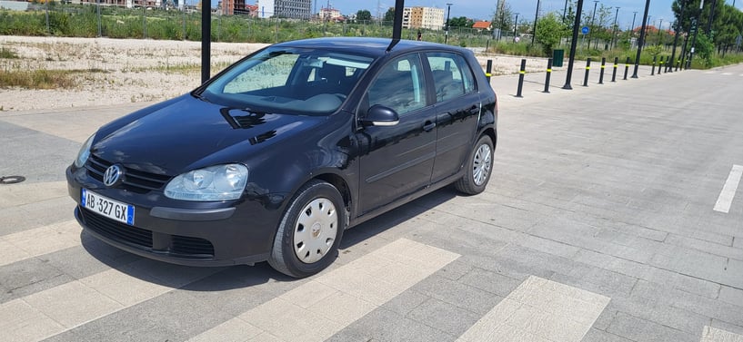 Noleggia un'auto a Tirana