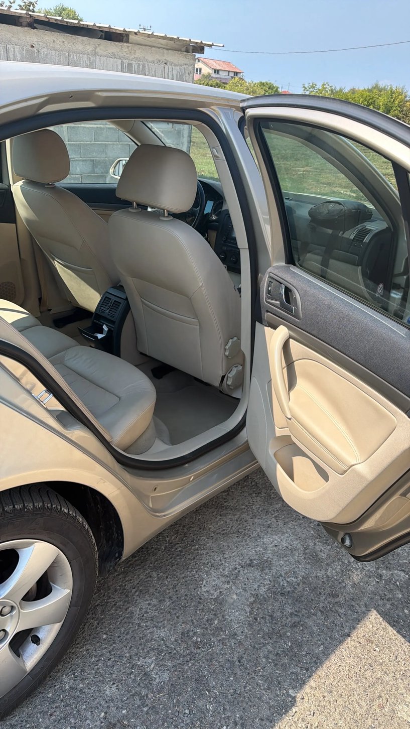 Noleggia un'auto a Tirana