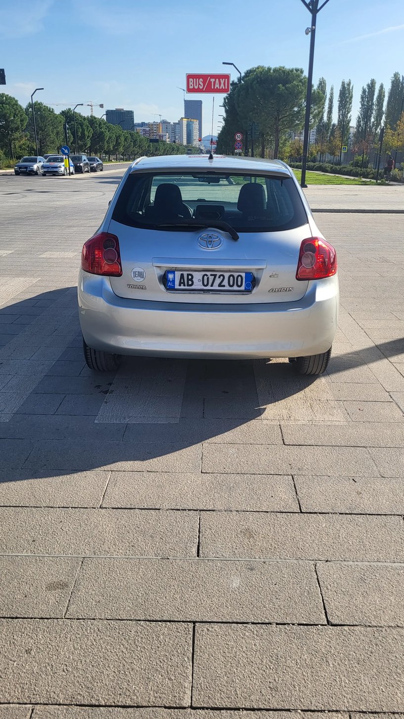 Merrni me qira një makinë në Tirana