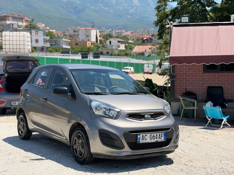 Alquila un coche en Tirana