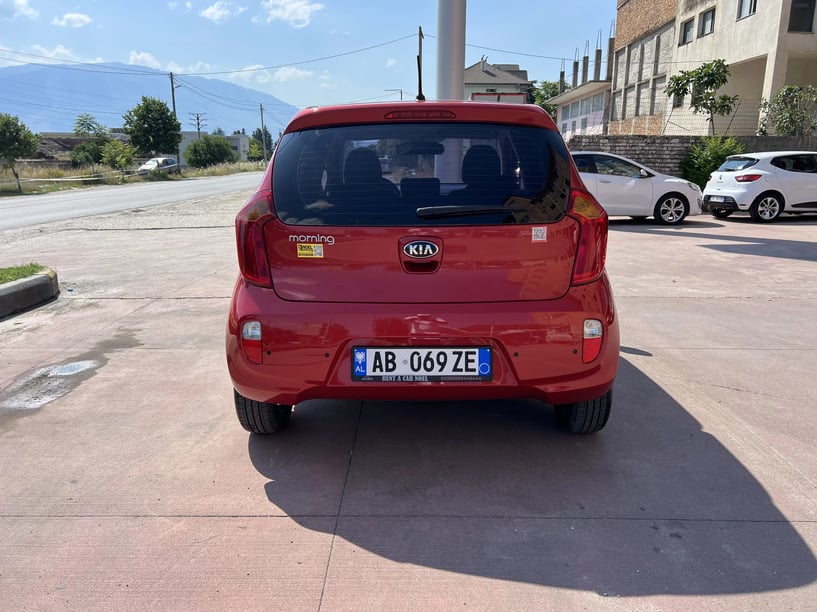 Noleggia un'auto a Gjirokastër