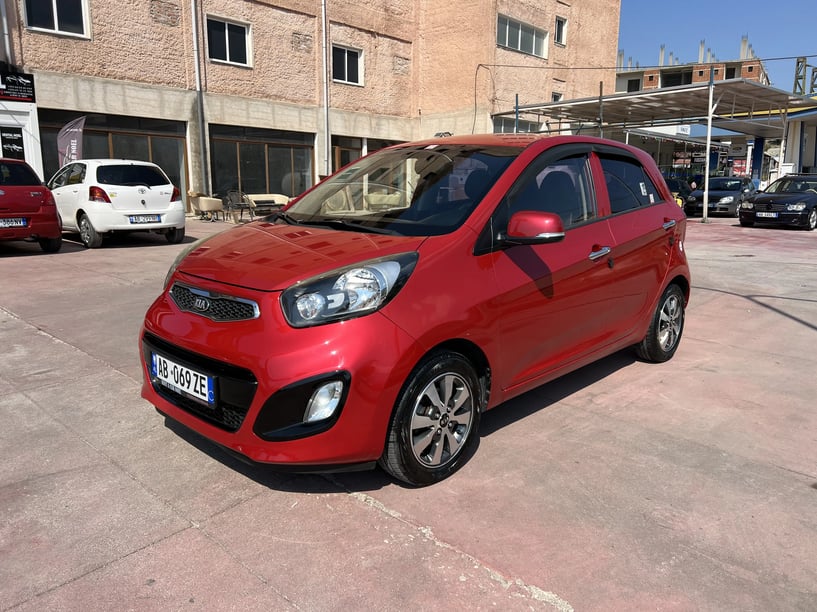 Noleggia un'auto a Gjirokastër