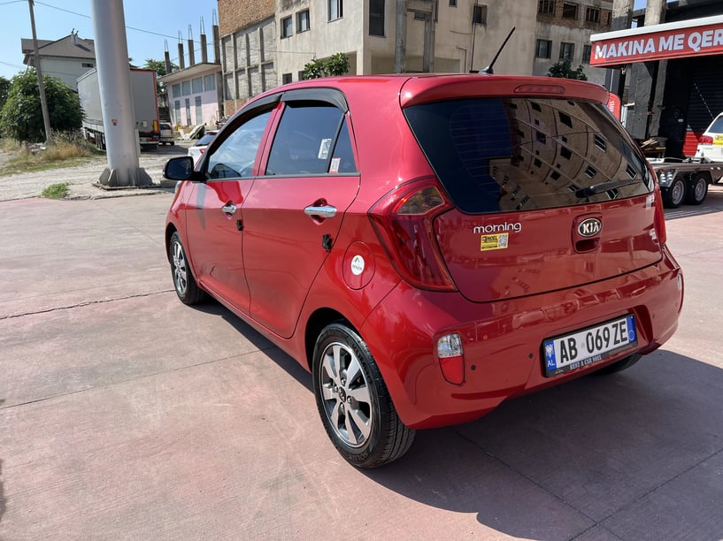 Noleggia un'auto a Gjirokastër