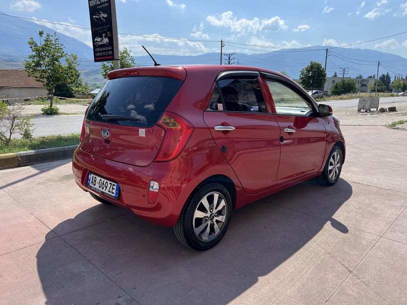 Noleggia un'auto a Gjirokastër