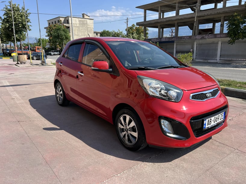Noleggia un'auto a Gjirokastër