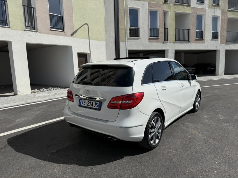 Wynajmij samochód w Tirana