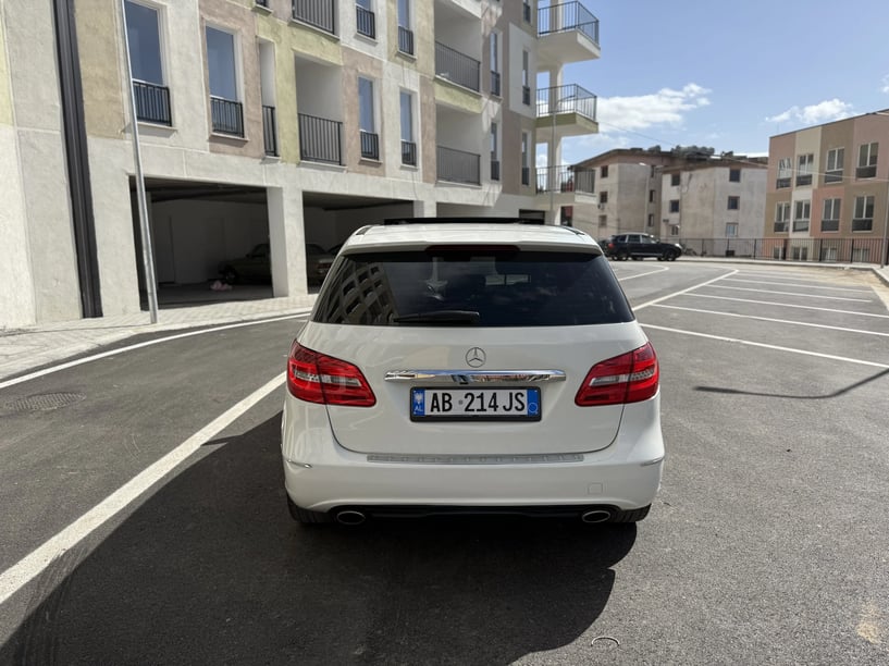 Wynajmij samochód w Tirana