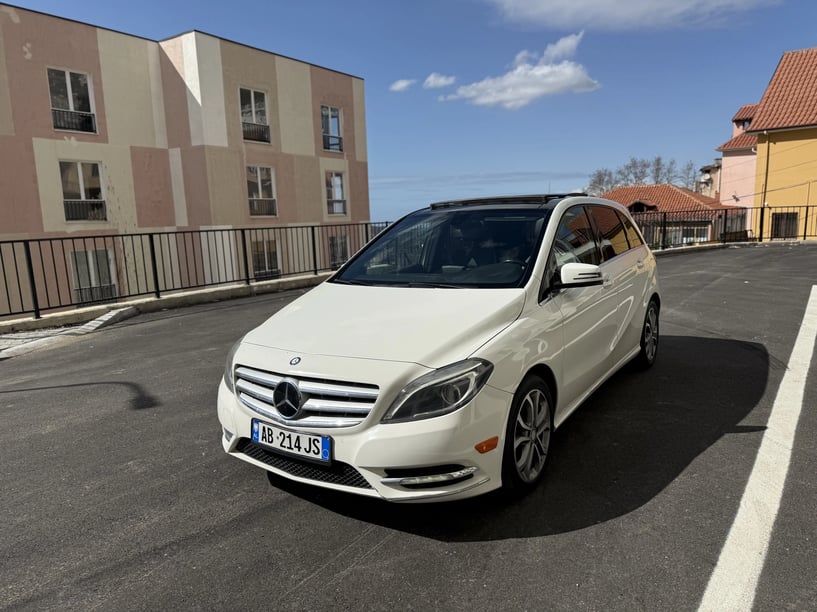 Wynajmij samochód w Tirana