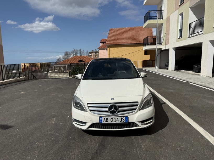 Wynajmij samochód w Tirana