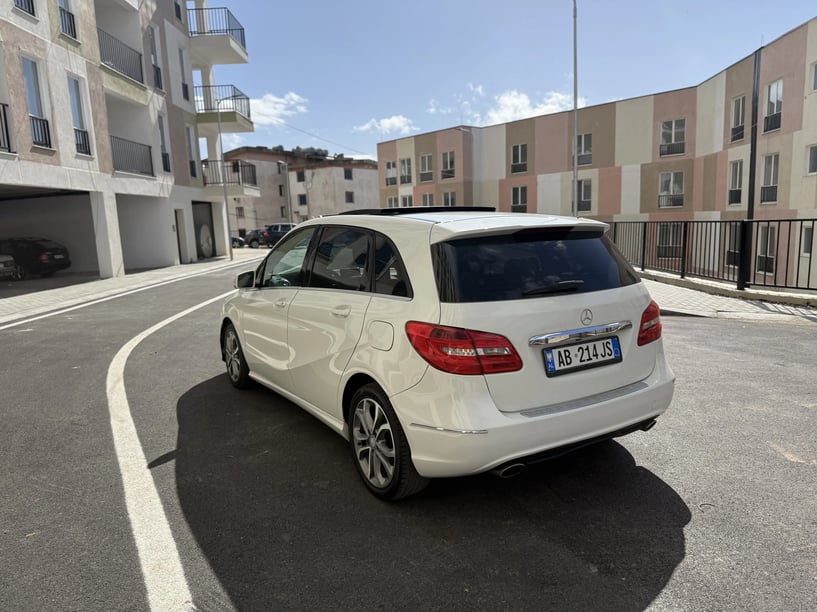 Wynajmij samochód w Tirana