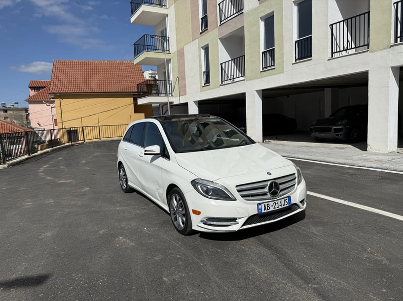 Wynajmij samochód w Tirana