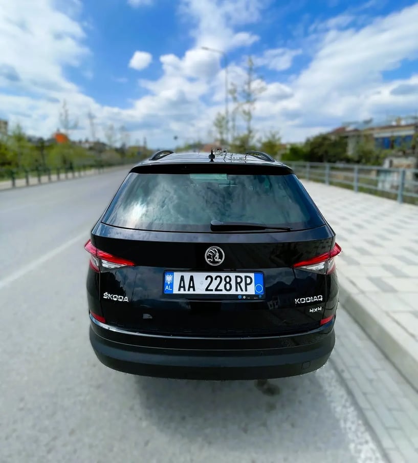 Merrni me qira një makinë në Tirana