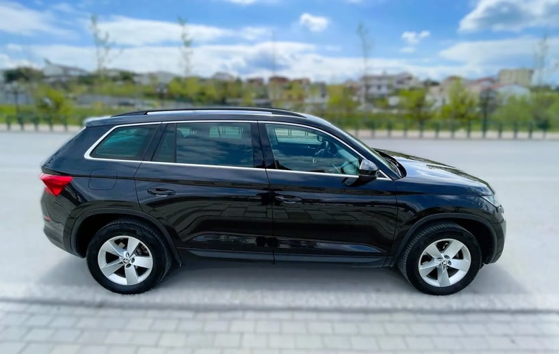 Merrni me qira një makinë në Tirana