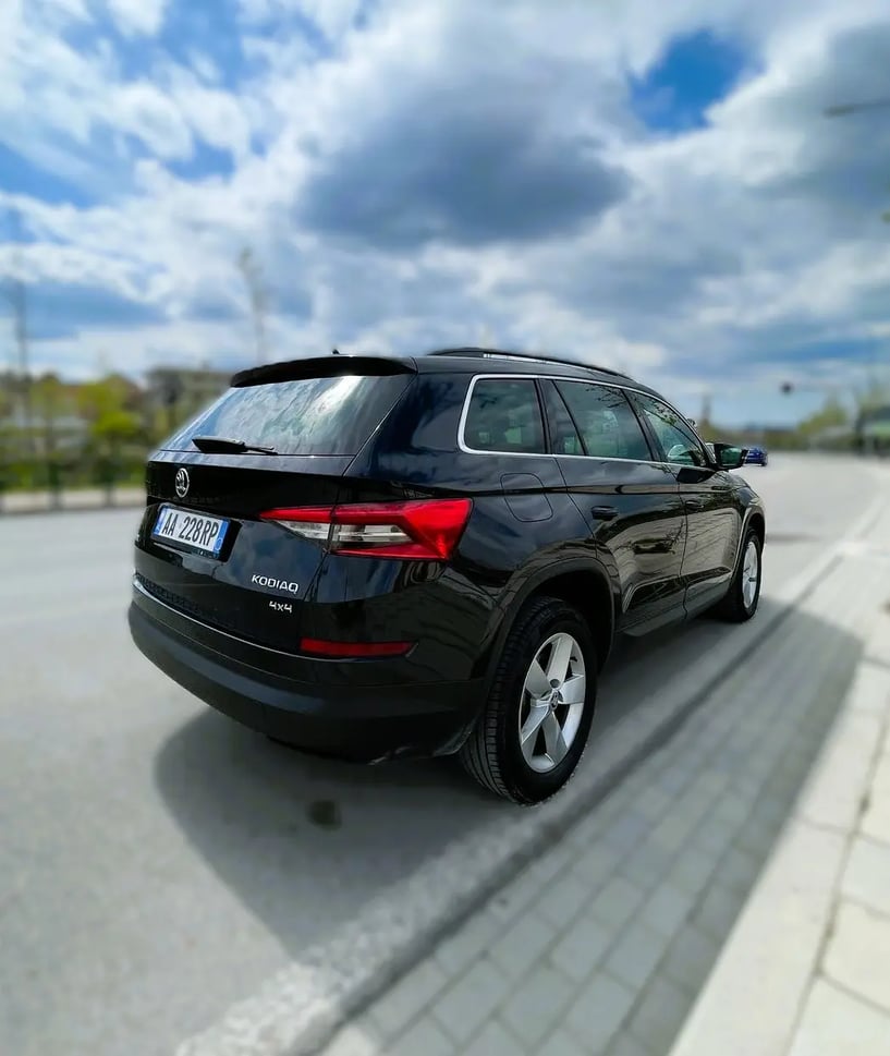 Merrni me qira një makinë në Tirana