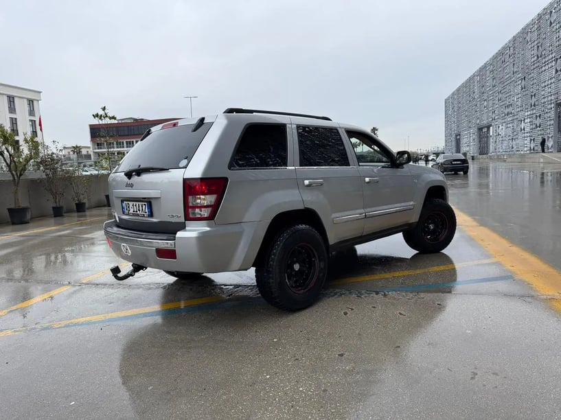 Noleggia un'auto a Tirana