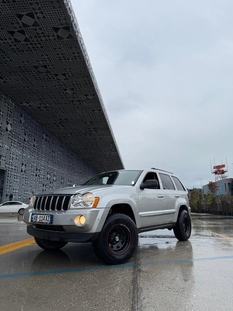 Noleggia un'auto a Tirana