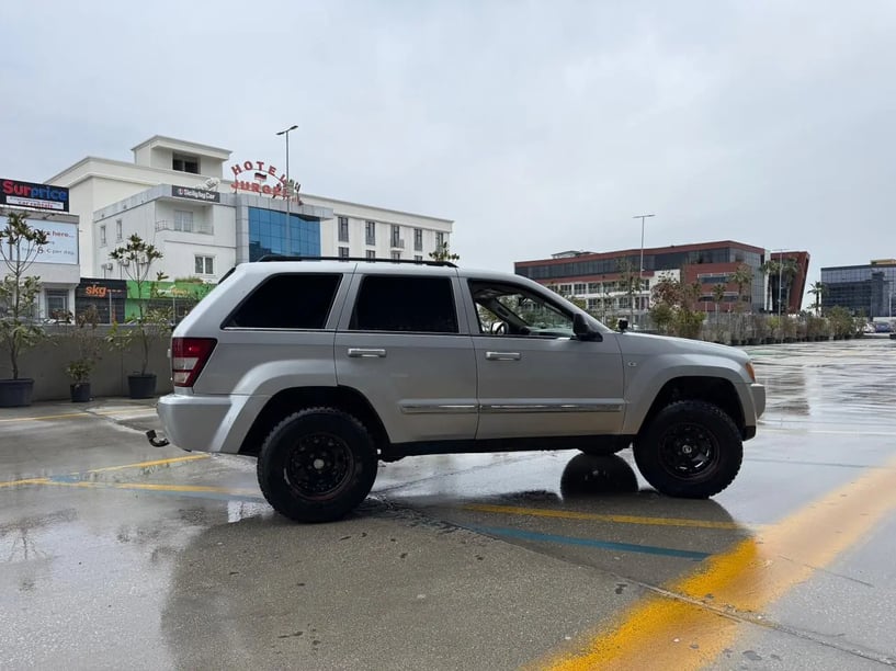 Noleggia un'auto a Tirana