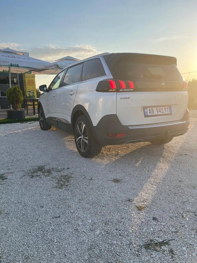 Alquila un coche en Tirana