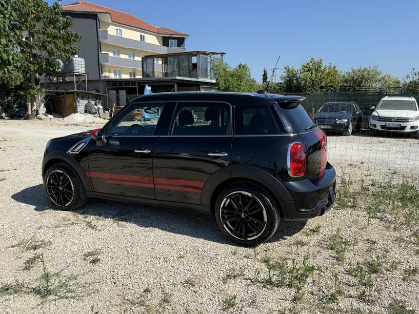 Alquila un coche en Tirana