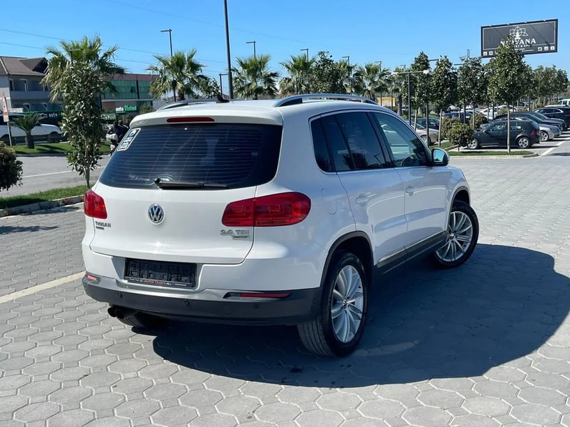 Noleggia un'auto a Tirana