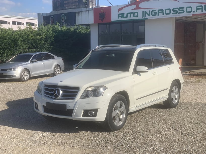 Alquila un coche en Tirana