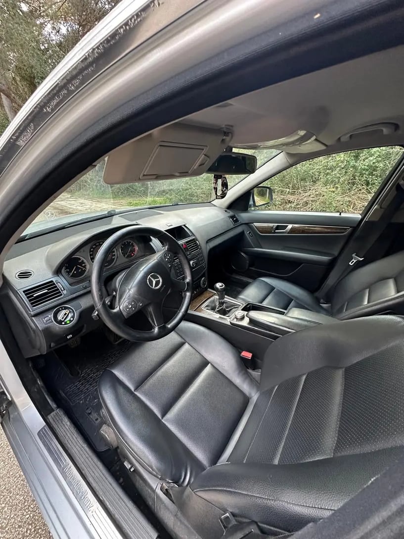 Noleggia un'auto a Lushnje