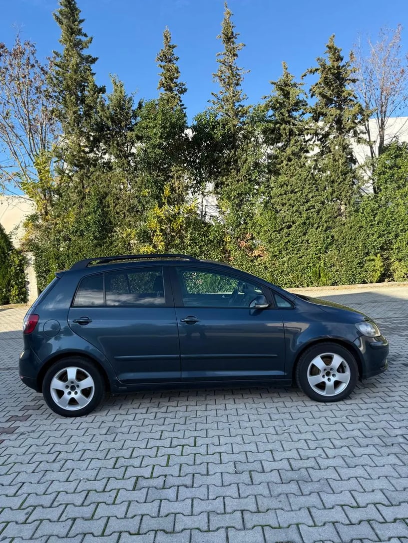 Merrni me qira një makinë në Tirana