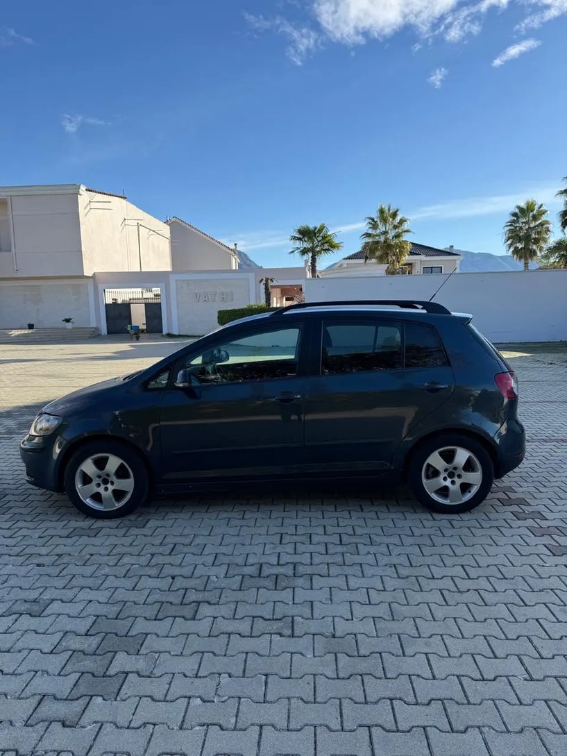 Merrni me qira një makinë në Tirana