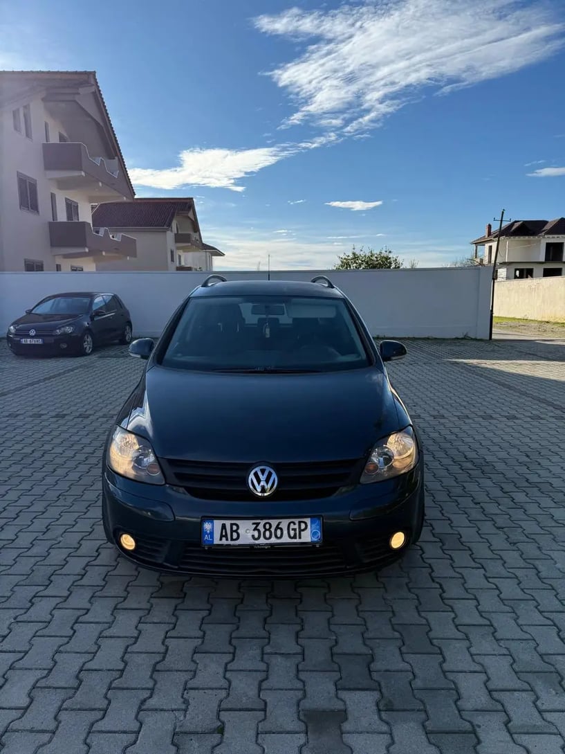 Merrni me qira një makinë në Tirana