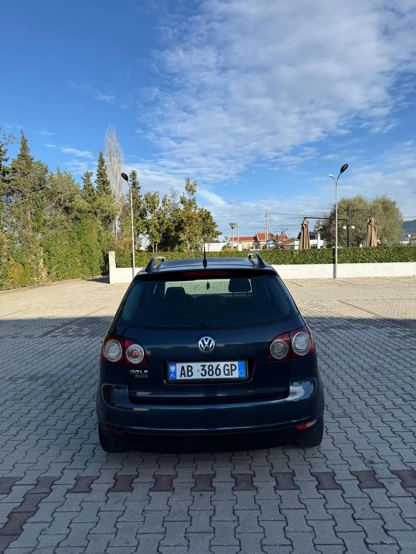 Merrni me qira një makinë në Tirana