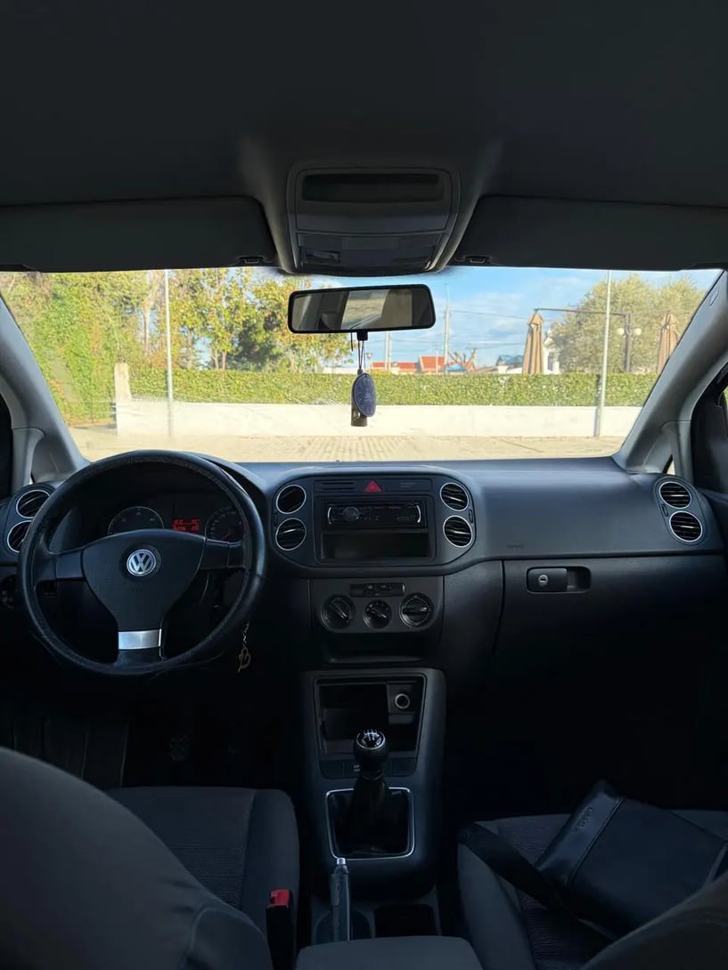 Merrni me qira një makinë në Tirana