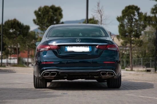 Noleggia un'auto a Tirana