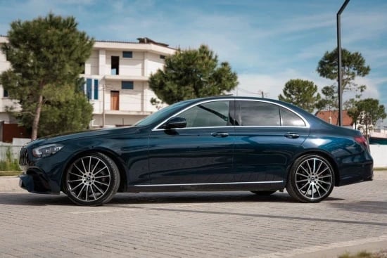 Noleggia un'auto a Tirana