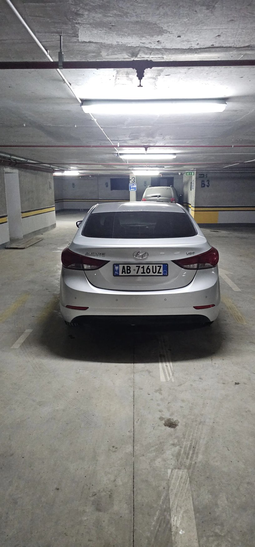 Merrni me qira një makinë në Tirana