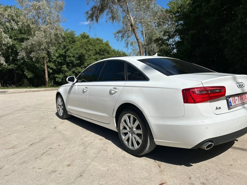 Merrni me qira një makinë në Tirana