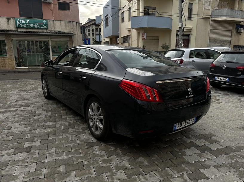 Alquila un coche en Tirana