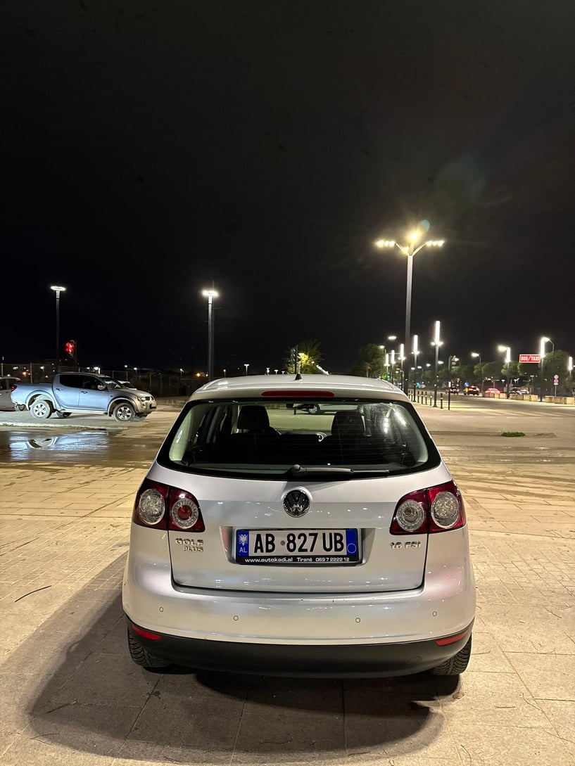 Noleggia un'auto a Tirana