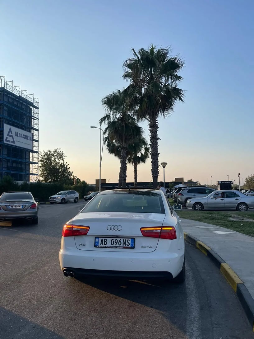 Noleggia un'auto a Tirana