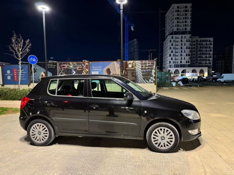 Noleggia un'auto a Tirana