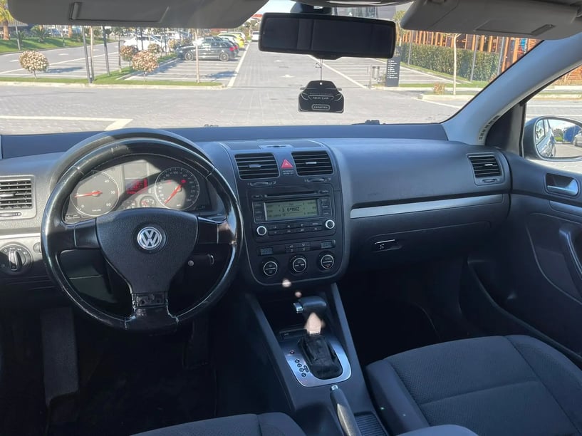 Noleggia un'auto a Tirana