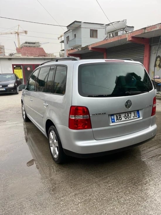 Alquila un coche en Tirana