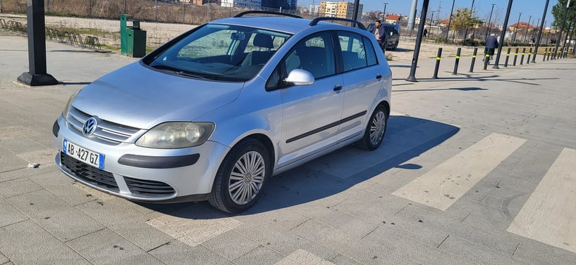 Noleggia un'auto a Tirana