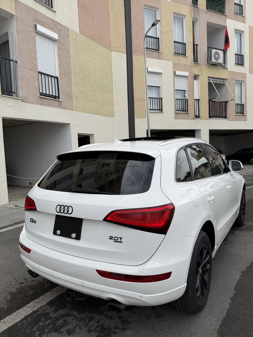 Noleggia un'auto a Tirana